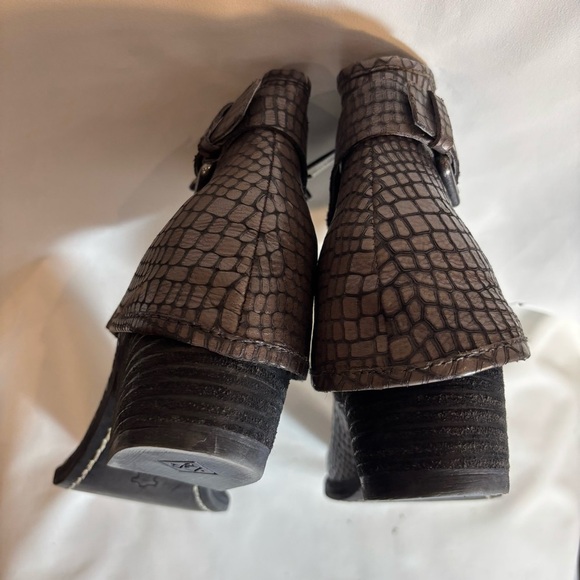 DONALD PLINER Sz 8.5 Dalis Stacked Heel Embossed Back Hooded Almond Toe Boots - Picture 11 of 11